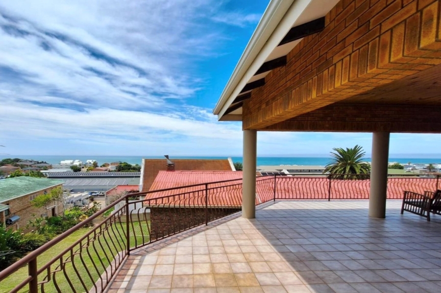 7 Bedroom Property for Sale in Wavecrest Eastern Cape